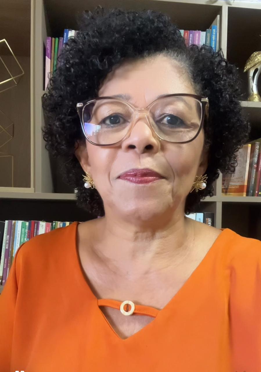 Imagem de uma mulher de roxo